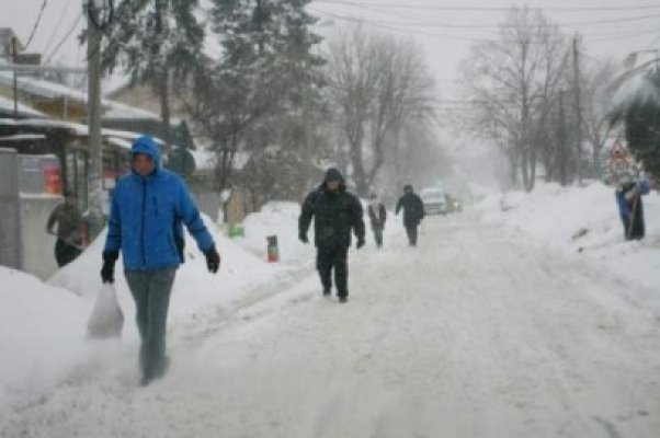 MAI: 71 de localităţi rămân izolate, iar 80 de drumuri judeţene sunt blocate din cauza zăpezii